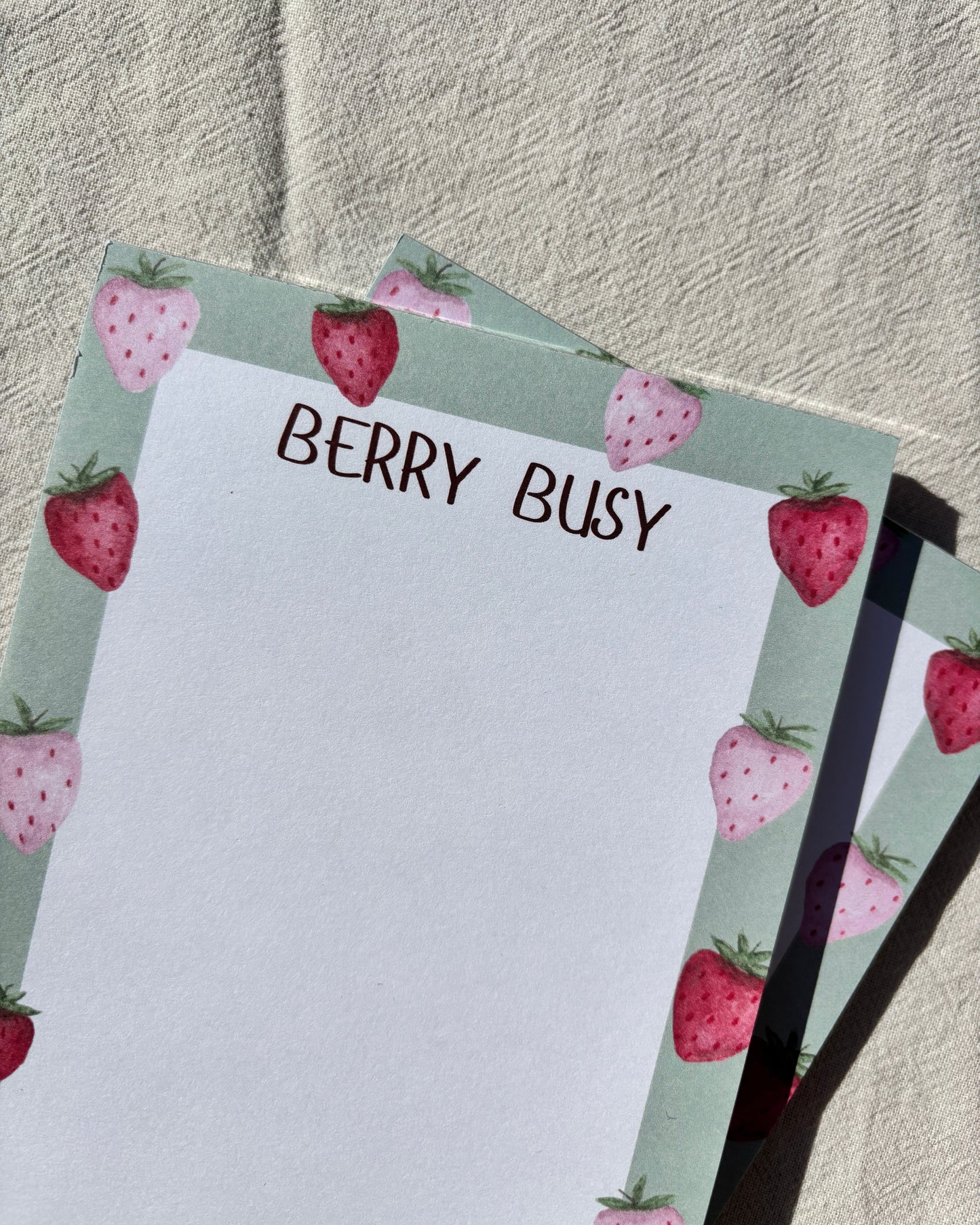 Notizblock "Berry Busy" - Illustrierter Block DIN A6 mit Erdbeeren